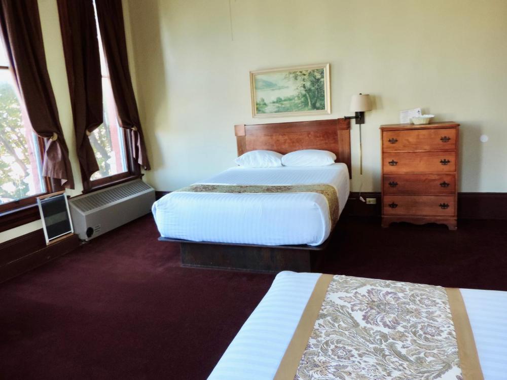 Quadruple Room with Shared Bathroom interior