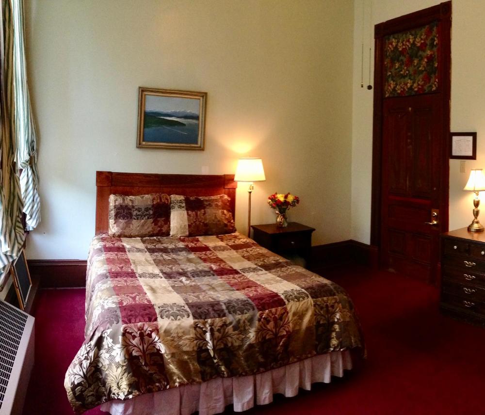 Queen Room with Shared Bathroom interior